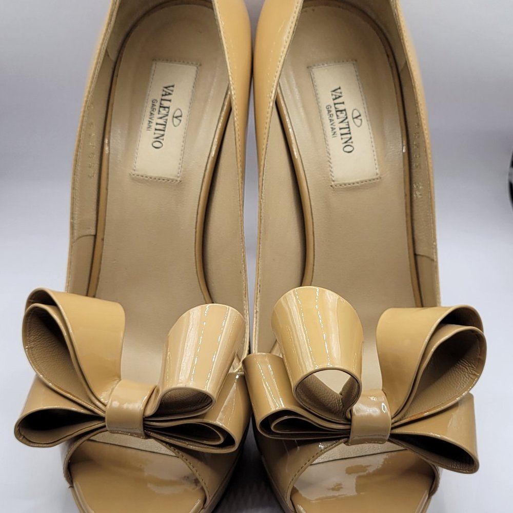 AUTHENTICATED Valentino Garavani Couture Bow Womens Pump Shoes Size 38 Nude